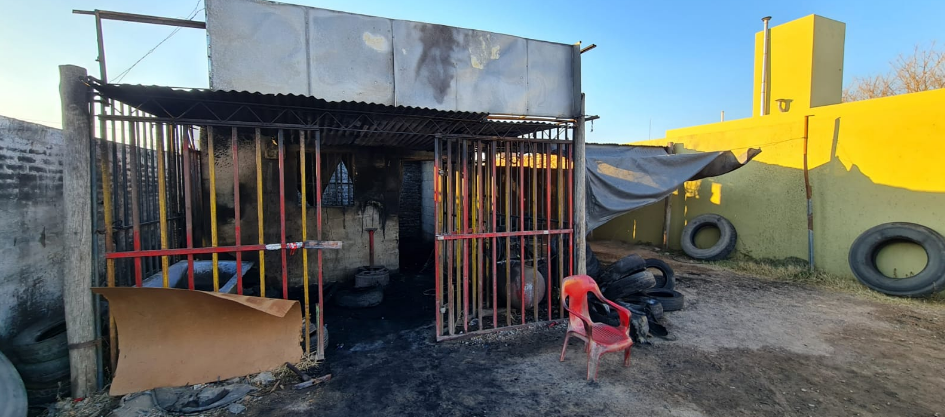 Incendio gomería barrio Los Robles, el fuego se llevó todo | Córdoba