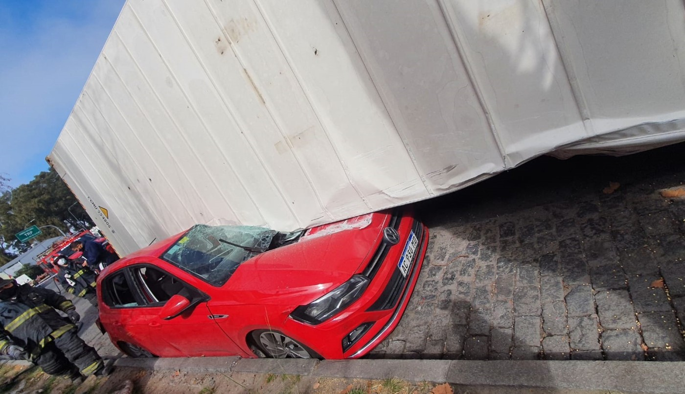 Volcó un camión y el container que llevaba aplastó a dos autos en Retiro | Actualidad