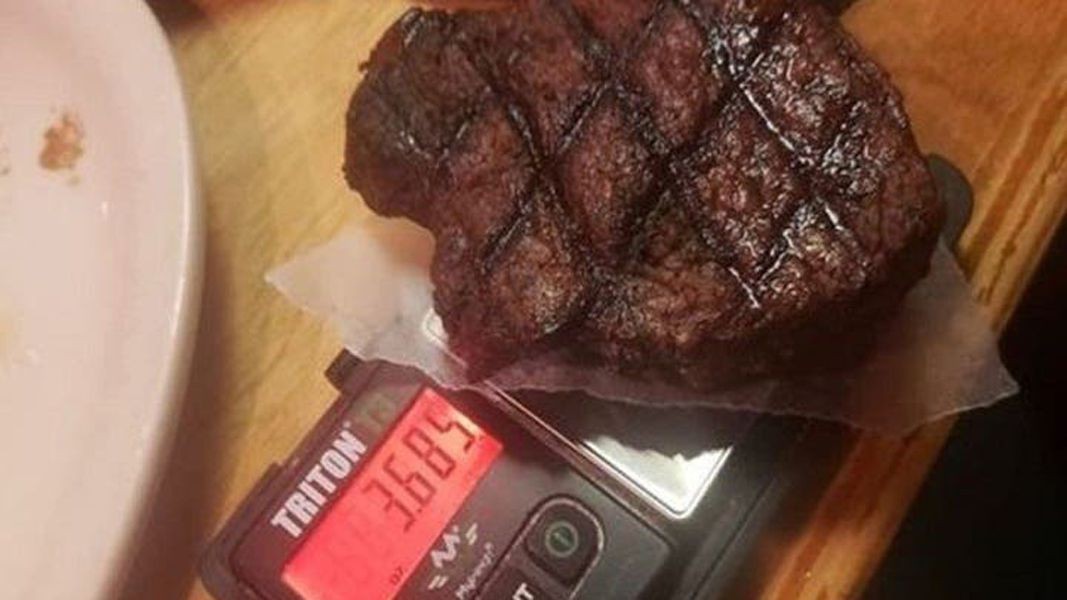 Pidió un bife, lo pesó y descubrió la trampa del restaurante | Internacionales