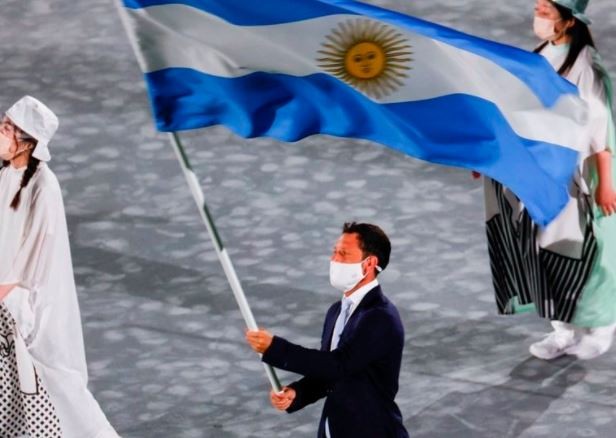 Con Pedro Ibarra como abanderado, la delegación argentina participó de la ceremonia de clausura de Tokio 2020 | Deportes