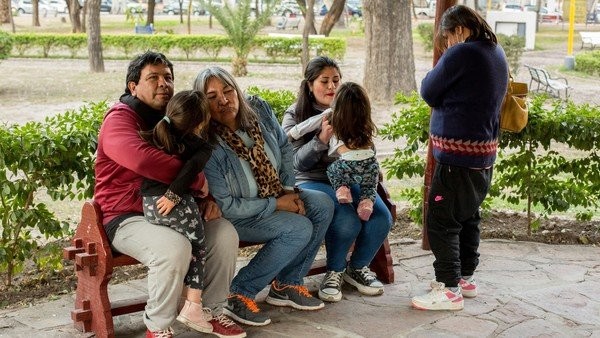 Santiago: una mujer trans se convirtió en mamá y abuela adoptiva de dos adolescentes y dos niñas | Actualidad