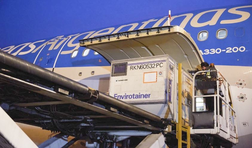 Llegan 400 mil dosis del componente 2 de Sputnik V y 200 mil de AstraZeneca | Actualidad