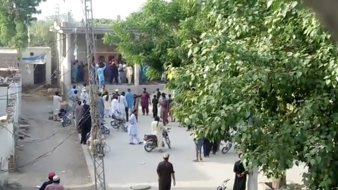 Detuvieron a un nene de 8 años acusado de orinar sobre una alfombra en Pakistán | Internacionales