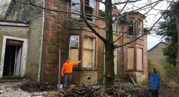 Fue a una subasta y por error compró una mansión de 120 años en ruinas | Internacionales