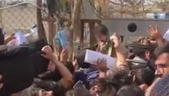 Las desgarradoras imágenes de afganos que entregan a sus hijos para que los saquen del país: "Salven a mi bebé" | Internacionales