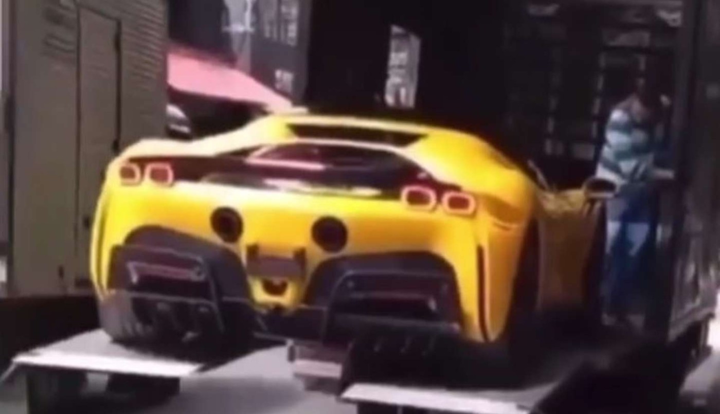 Le fueron a entregar su Ferrari de más de 1 millón de dolares y... ¡casi se la destruyen! | Internacionales