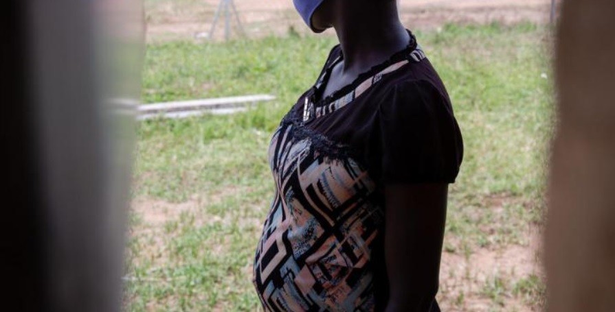 Murió una nena al dar a luz a los 14 años: acusan a su marido de "asesinato" en Zimbabue | Internacionales