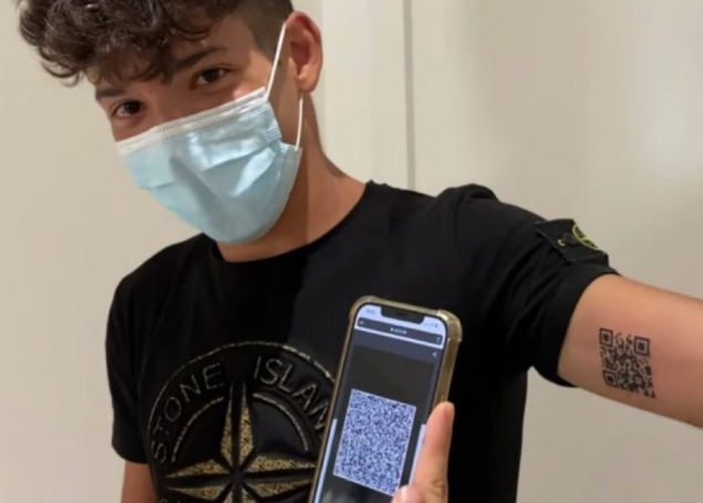Un joven italiano se tatúa su pasaporte sanitario en el brazo | Internacionales