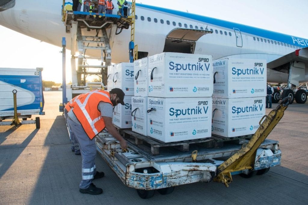 Parte un nuevo vuelo a Rusia en busca de más dosis de la vacuna Sputnik V | Actualidad