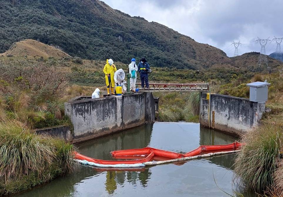 Un derrame de combustible diésel comprometió el abastecimiento de agua en Quito | Internacionales