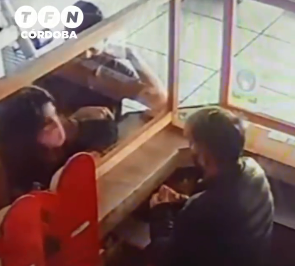 Inseguridad registrada: mientras una mujer distrae a la víctima, su cómplice le roba el celular | Córdoba