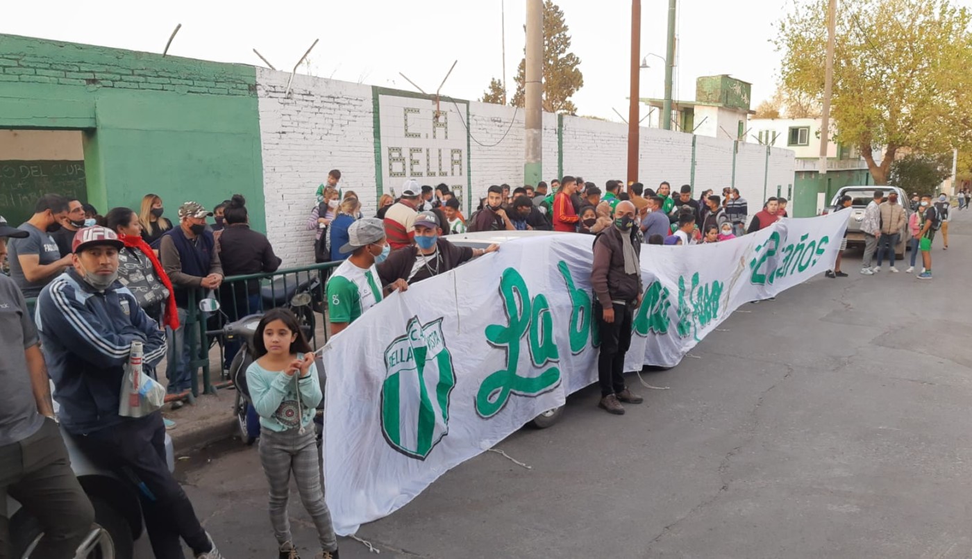 Abrazo solidario de “La Banda del faso” en apoyo a los futbolistas detenidos | Córdoba