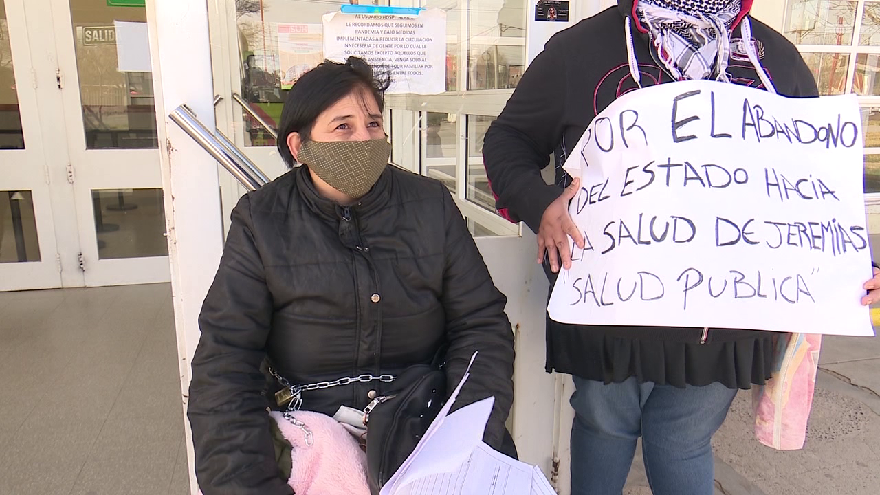 Una madre se encadeno frente al hospital para pedir por su hijo | Actualidad