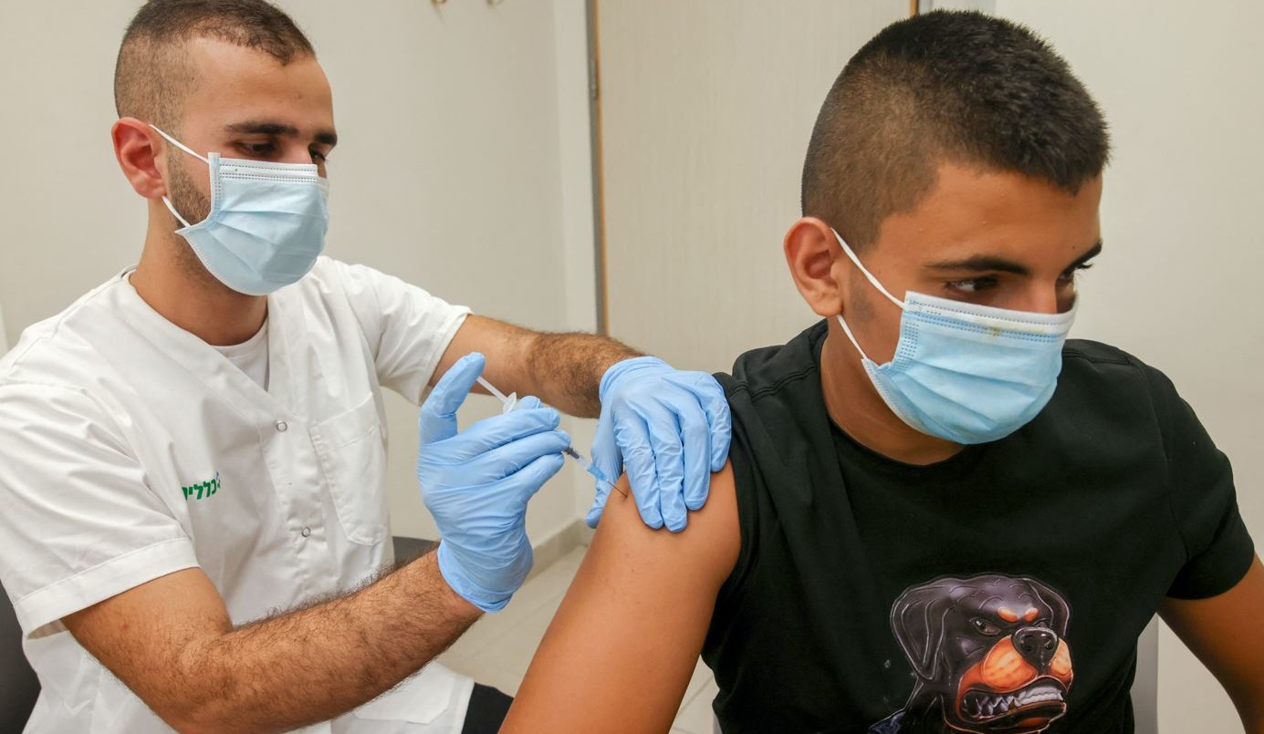 Israel autorizó la tercera dosis de la vacuna contra el coronavirus para todos los mayores de 12 años | Internacionales