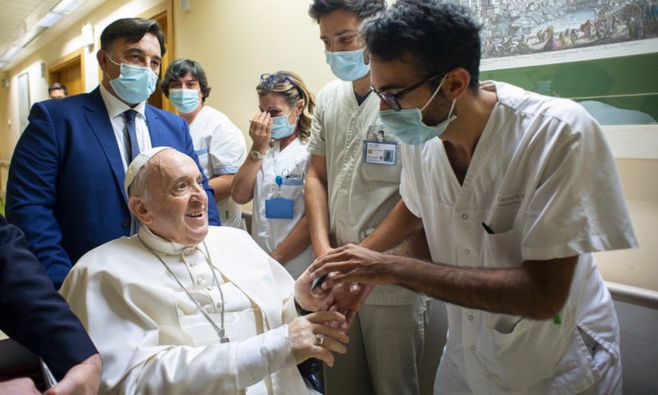 "Un enfermero me salvó la vida", contó el papa Francisco | Internacionales