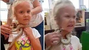 Video: el momento en que una serpiente muerde en la cara a una nena | Internacionales