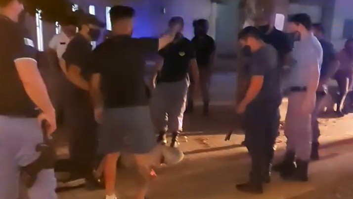 Pedía dinero a las afueras de un cajero, amenazó con un cuchillo a quienes se negaban y terminó detenido | Actualidad