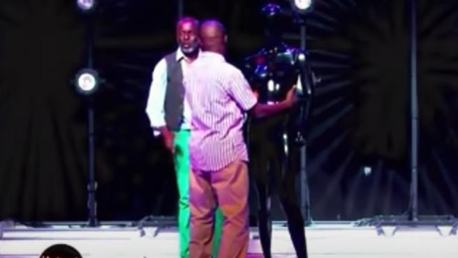 Indignación por presentador de TV que llevó a un violador para que simulara un ataque sexual con un maniquí | Internacionales