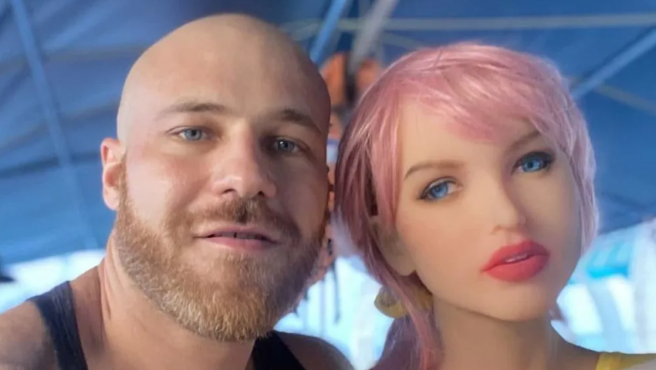 El fisicoculturista que se casó con una muñeca inflable, ahora dice que se "enamoró" de un cenicero | Curiosidades