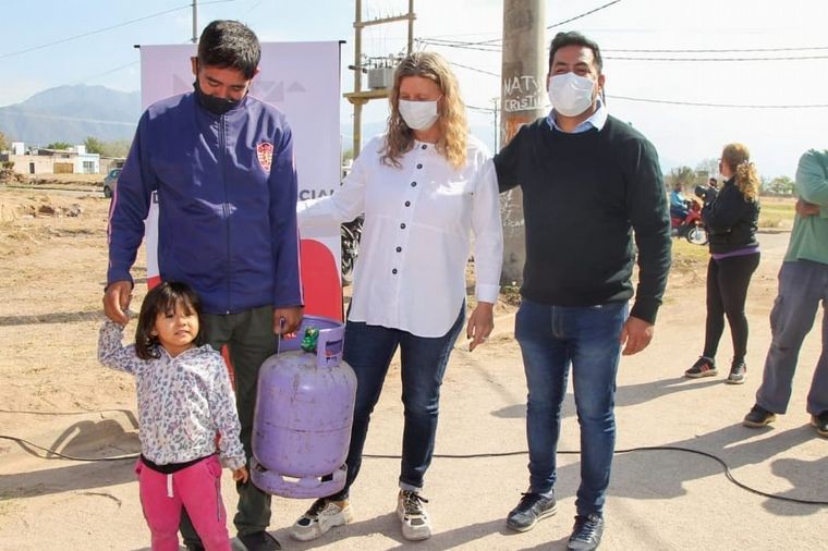 Cerca de las PASO, el gobierno de La Rioja regala garrafas | Política y economía