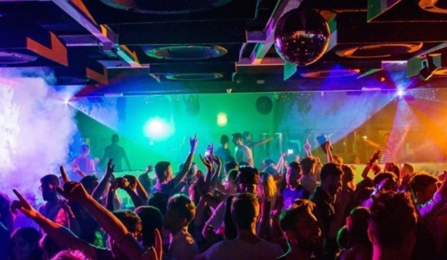 Cada vez más bares se convierten en boliches, violando los protocolos sanitarios | Córdoba