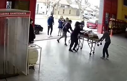 ¿Qué es la maniobra de Heimlich?: Así salvaron a una anciana que se atragantó | Salud