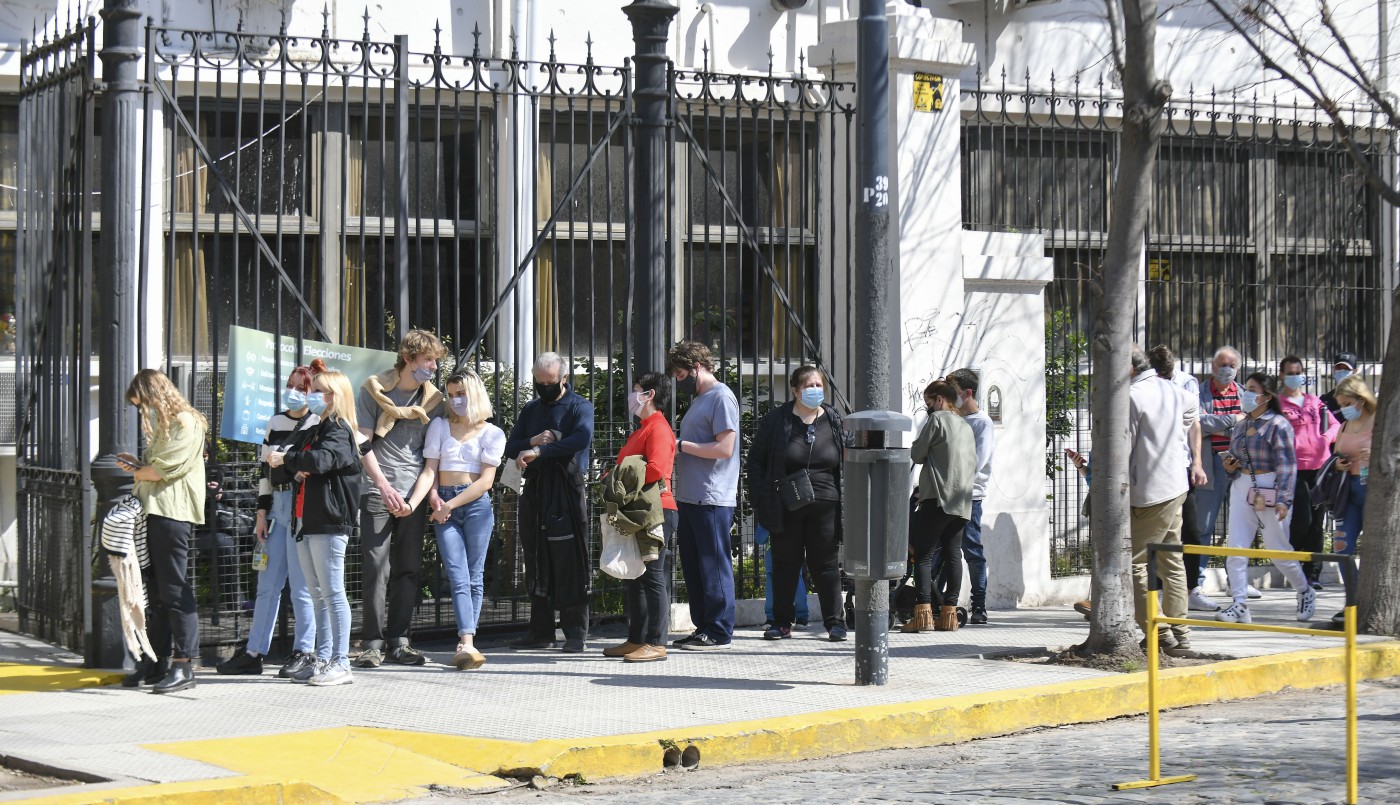 Se intensifica la llegada de gente a las escuelas: ya votó el 49% del padrón | Elecciones Legislativas 2021