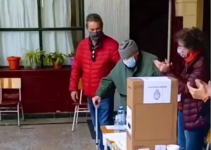 Video: el momento que vota un hombre de 103 años en Olivos | Actualidad