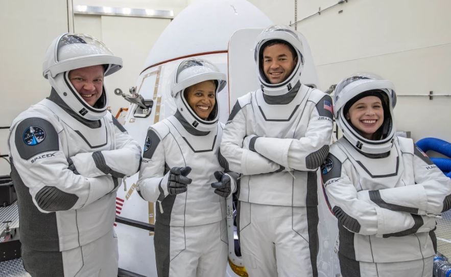 SpaceX lanzará la primera misión privada al espacio sin astronautas profesionales | Internacionales