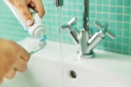 Se lavó los dientes con veneno para ratas por error y murió | Internacionales