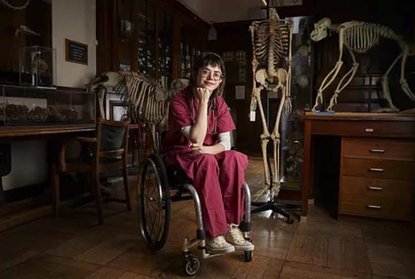 "Acto aleatorio": quedó paralítica al caerle encima un hombre drogado que se tiró desde un tercer piso | Internacionales