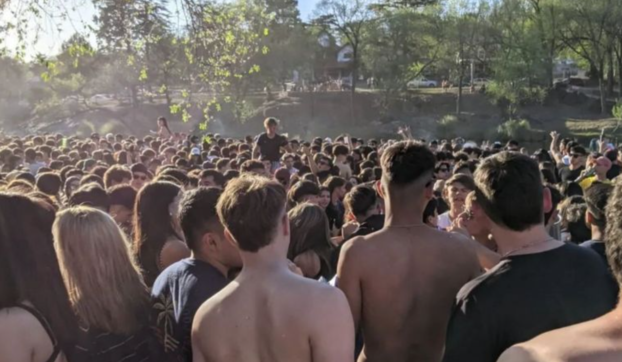 Miles de jóvenes se reunieron para festejar la Primavera. No hubo distanciamiento social ni uso de barbijo. | Córdoba