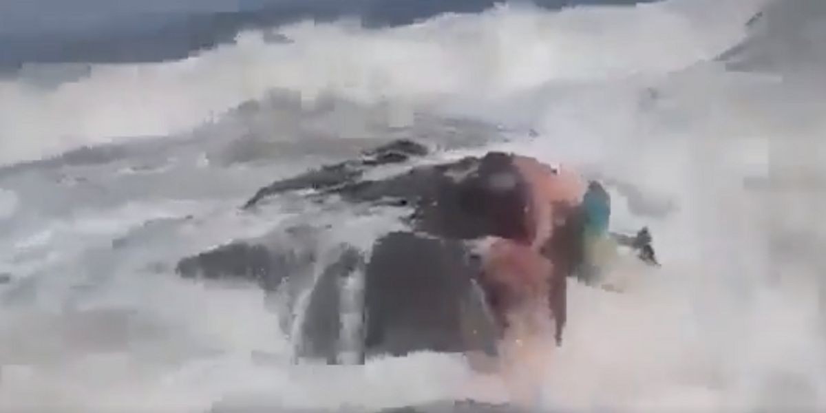 El fallido rescate de un profesor de fitness a una chica en el mar embravecido de una playa española: ambos murieron | Internacionales