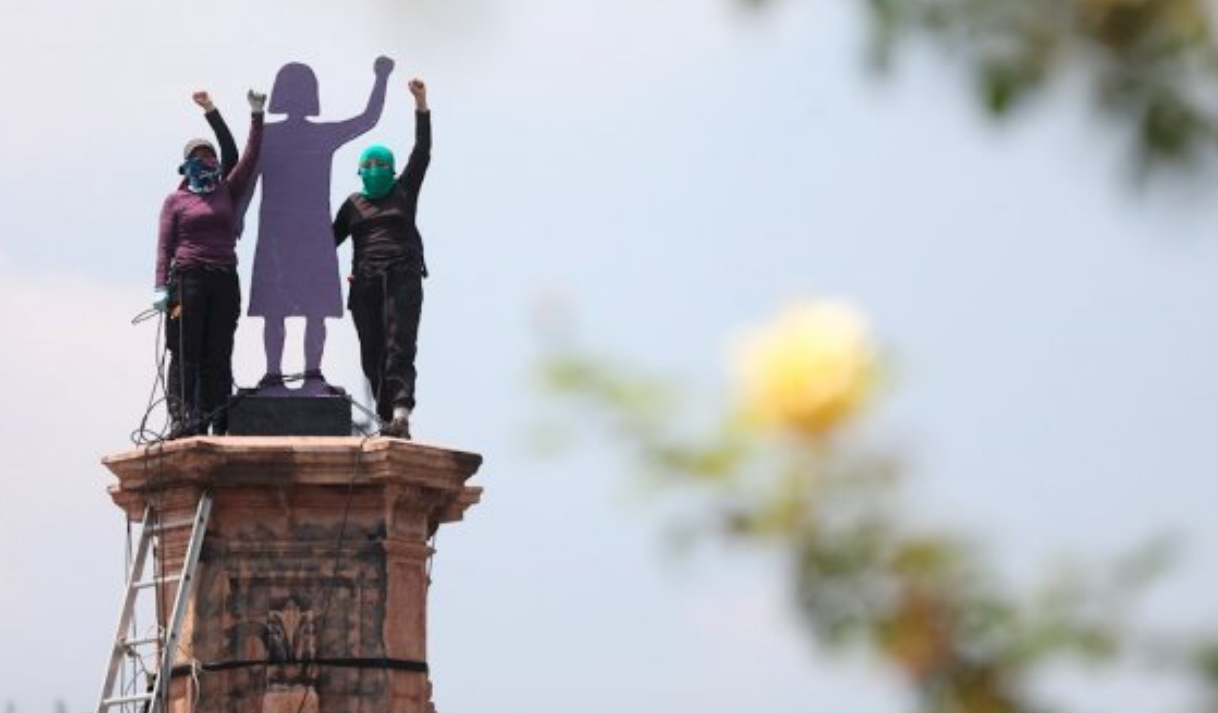 México: feministas reemplazaron una estatua de Cristóbal Colón por la de una mujer | Internacionales