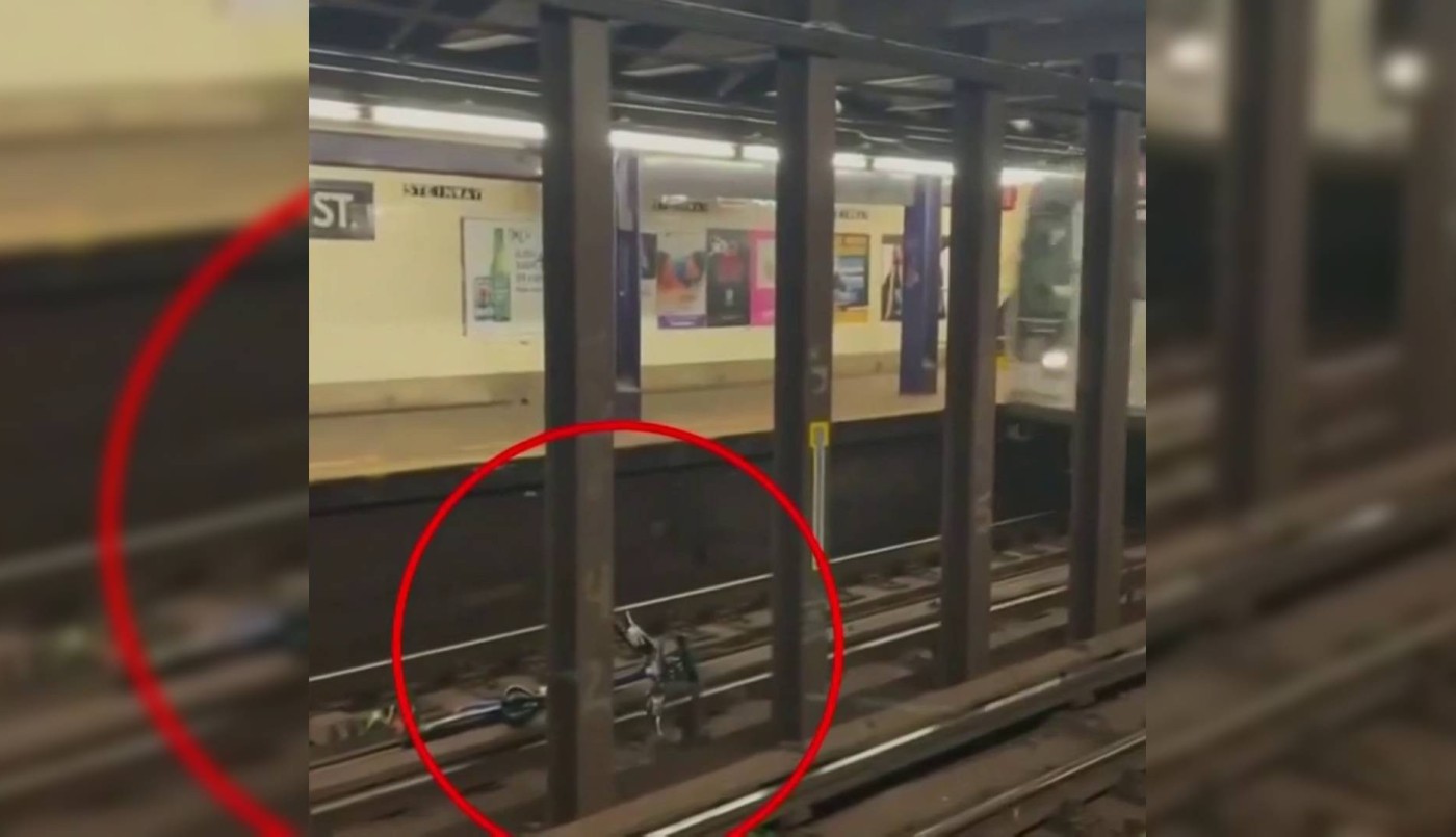 Un hombre dejó una bicicleta en las vías del metro y causó una explosión impresionante | Internacionales