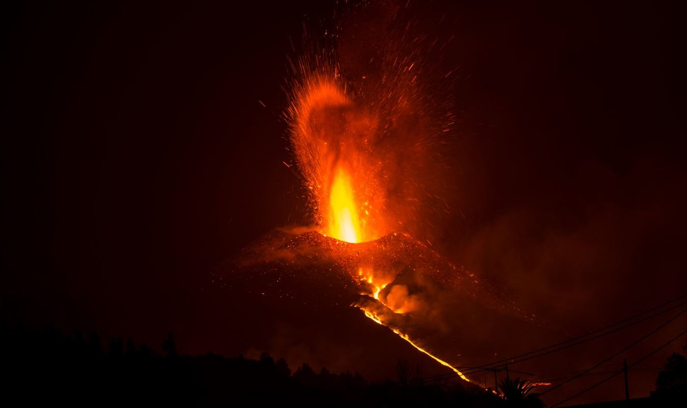 Aumenta la actividad explosiva en el volcán Cumbre Vieja y se abre una nueva boca eruptiva | Internacionales