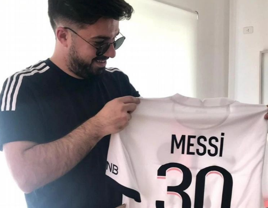 De Arroyito, fana de Messi, recibió la camiseta del PSG firmada por el astro | Córdoba
