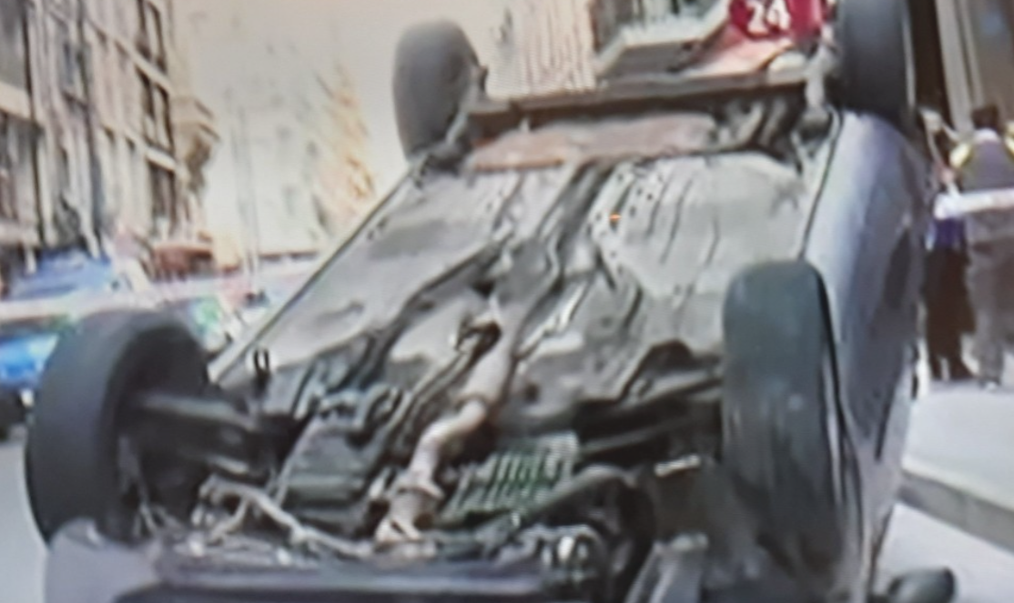 Se quedó dormido, chocó y volcó el auto en pleno centro porteño | Actualidad
