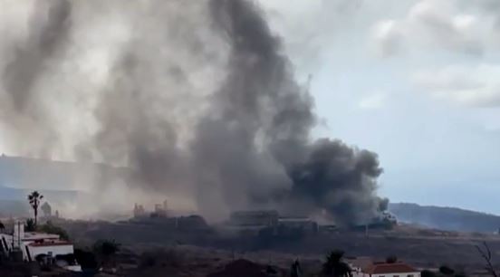 La lava del volcán de La Palma quemó una cementera y su nube tóxica obligó a confinar a más de 3.000 personas | Internacionales