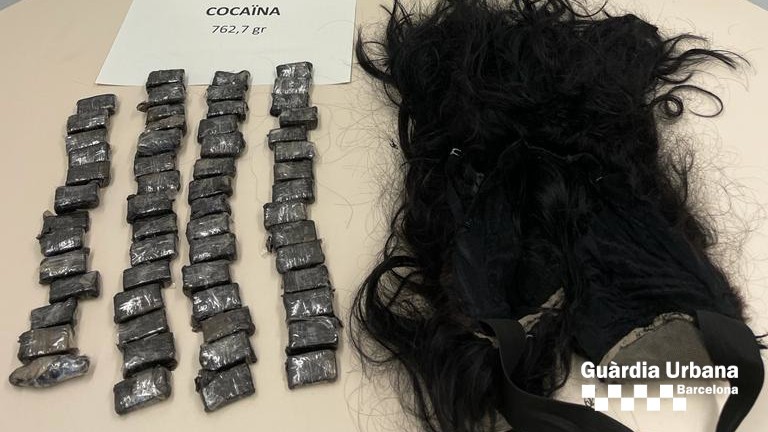 Arrestaron a una mujer que escondió 58 bolsas de cocaína en su peluca | Internacionales