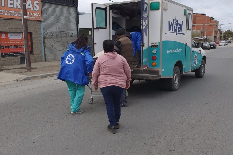 Video: a una ambulancia se le abrieron las puertas y perdió a un paciente en plena calle | Actualidad