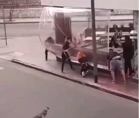 El viento arrancó un toldo y se salvó de milagro de ser atropellada | Córdoba