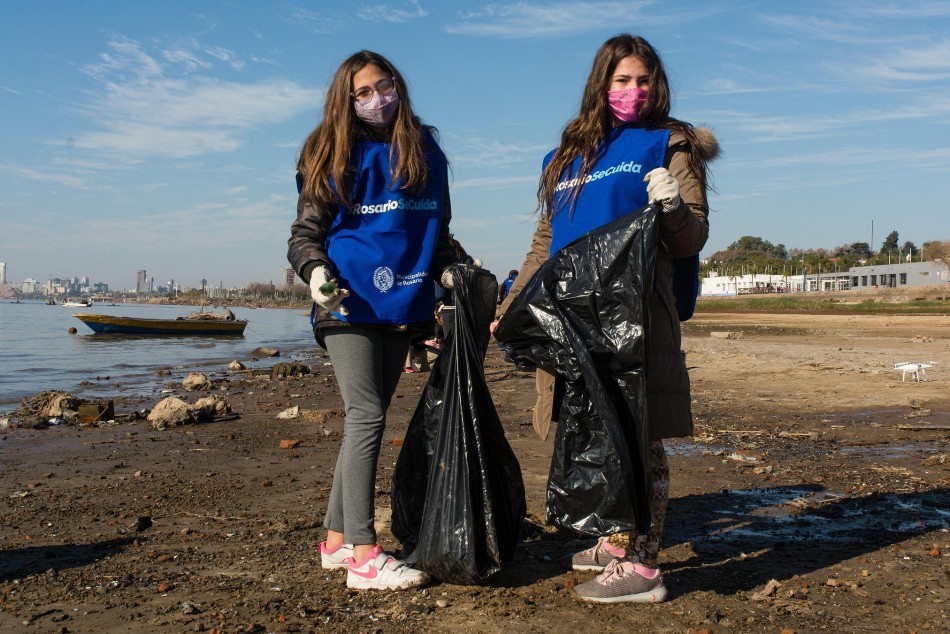 Recolectaron 900 kilos de residuos plásticos en la jornada de limpieza del Paraná | Actualidad