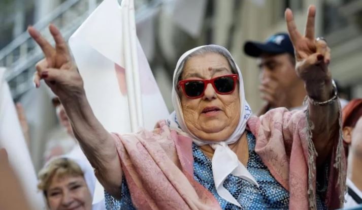 En el Día de la Lealtad, Hebe de Bonafini criticó a Alberto Fernández: "Usted siempre se junta con los ricos y a nosotros ni nos escucha" | Política y economía