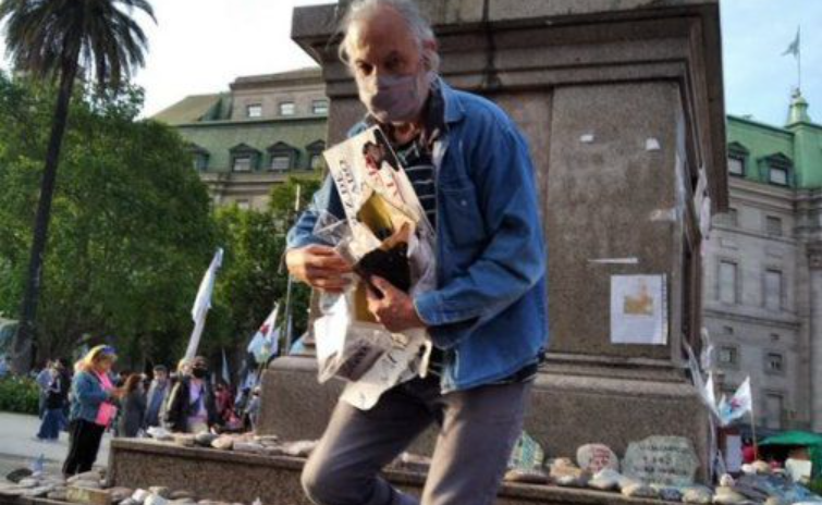 VIDEO: Pisotearon piedras y arrancaron fotos de las víctimas del Covid en Plaza de Mayo | Actualidad
