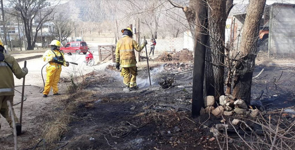 En pleno incendio se desvaneció y murió al golpear su cabeza | Córdoba