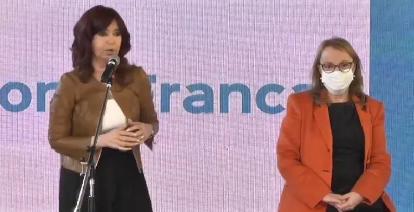 Cristina Fernández de Kirchner: "Los argentinos se merecerían mejores medios de comunicación para que no los amarguen tanto" | Política y economía