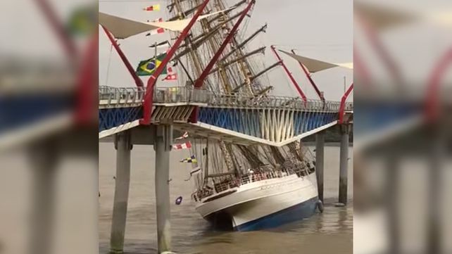 Video: Buque escuela de la Marina de Brasil chocó contra un puente en Ecuador | Internacionales