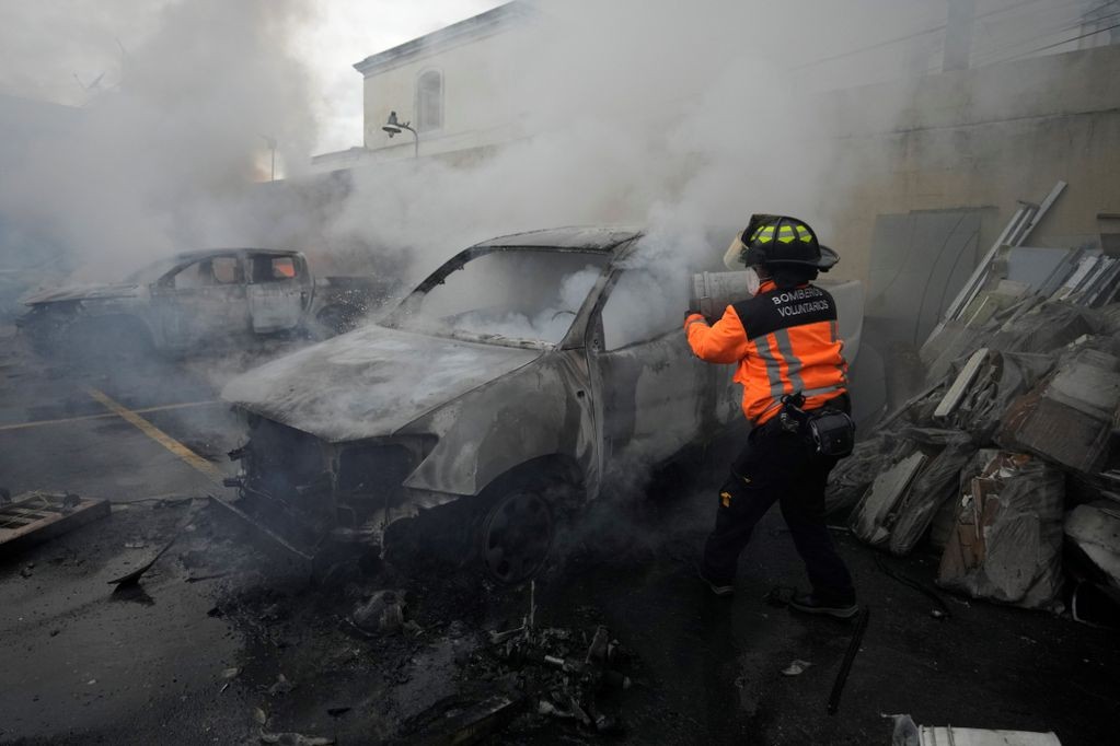 Militares que reclamaban un bono entraron al Congreso de Guatemala y causaron destrozos | Internacionales