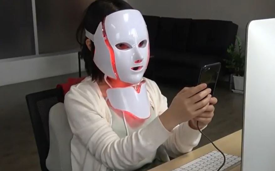 La máscara que permite rejuvenecer mientras trabajamos, otro invento chino | Curiosidades